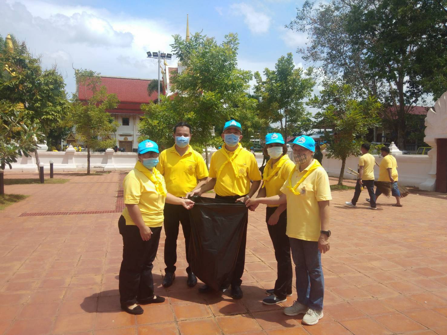 ﻿สำนักงานบังคับคดีกลุ่มจังหวัดที่ 8 (Sandbox) เข้าร่วมกิจกรรมจิตอาสา “เราทำความดี เพื่อชาติ ศาสน์ กษัตริย์” เนื่องในโอกาสวันเฉลิมพระชนมพรรษา พระบาทสมเด็จพระเจ้าอยู่หัว 28 กรกฎาคม 2563